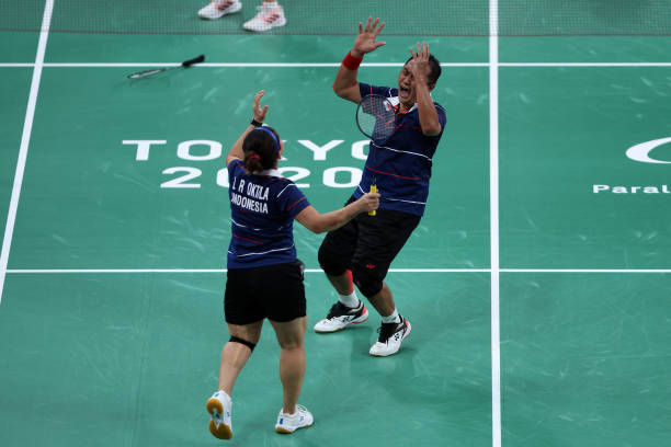 专业教练示范:羽毛球高远球的标准动作要领