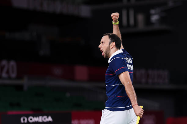 小学生羽毛球基本功:正手与反手击球详解