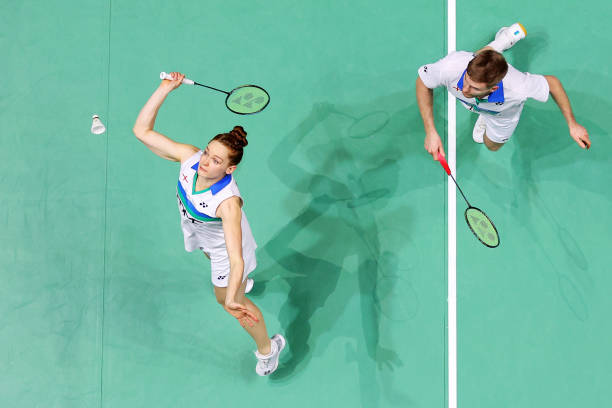 羽毛球双打比赛中的发球与接发球界线要求