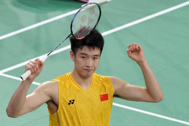 为什么羽毛球单打场地比双打窄?