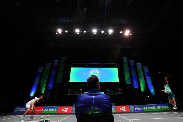 如何在家或户外临时搭建一个符合标准的羽毛球场?