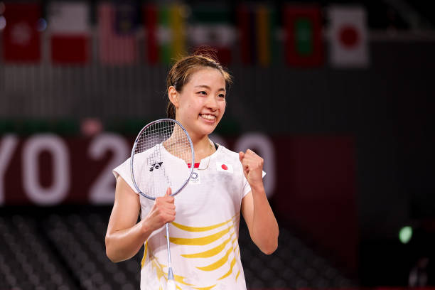 专业教练示范:高远球挥拍分解动作训练计划与技巧