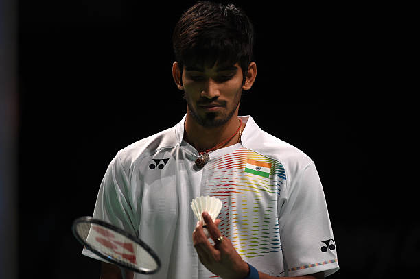 尤尼克斯品牌标志解析：羽毛球拍的经典象征