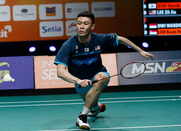 打好羽毛球的第一步:握拍、站姿与步伐训练