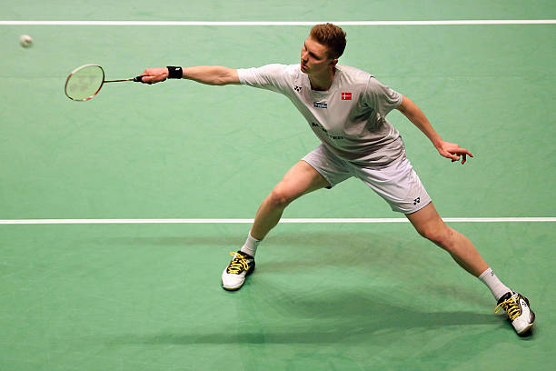 羽毛球赛场惊现四次鱼跃救球!选手极限操作引爆全场