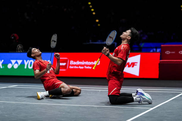 羽毛球正确打法全解析:从握拍到击球技巧