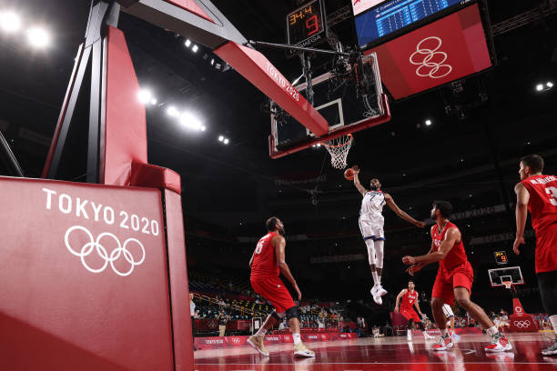 姚明女儿2021年身高突破1米8，未来或超父亲？