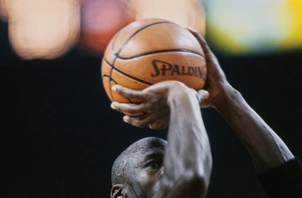 张伯伦挥舞：历史性时刻的瞬间定格