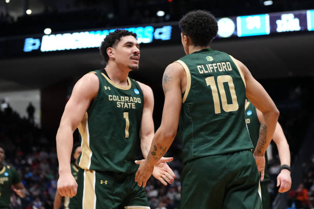 篮球裁判视角:如何识别和判罚两次运球?