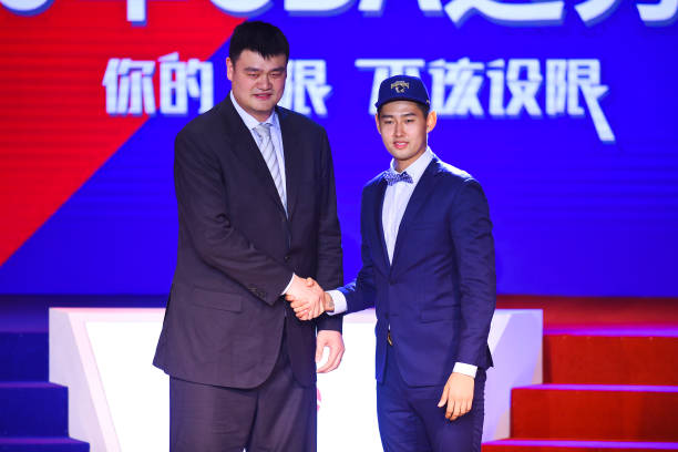 专业篮球裁判教程:16号以上手势详解与示范