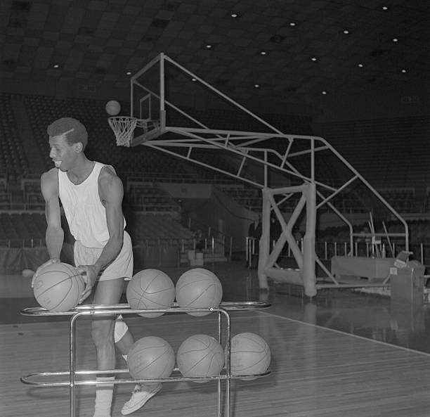 哈登首秀十佳球：穿针引线+致命三分