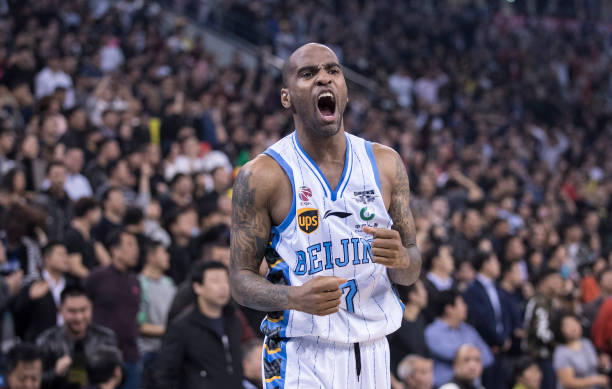 篮球场半场三分线距离是多少?