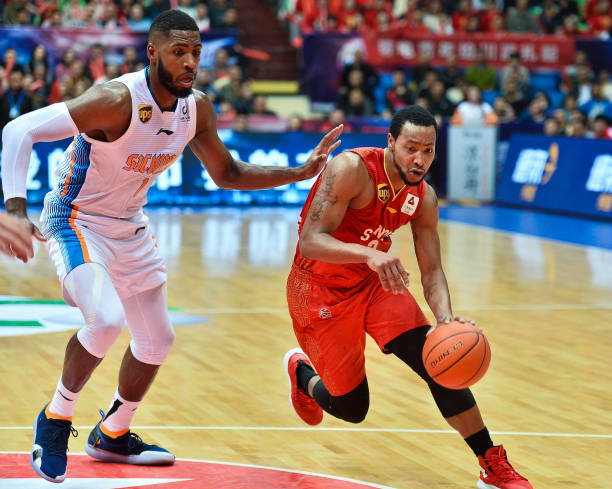 球场表现升级:不可错过的三大篮球鞋品牌