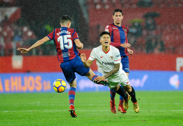 绿茵场上的“高压线”：触碰即送任意球的五大犯规动作