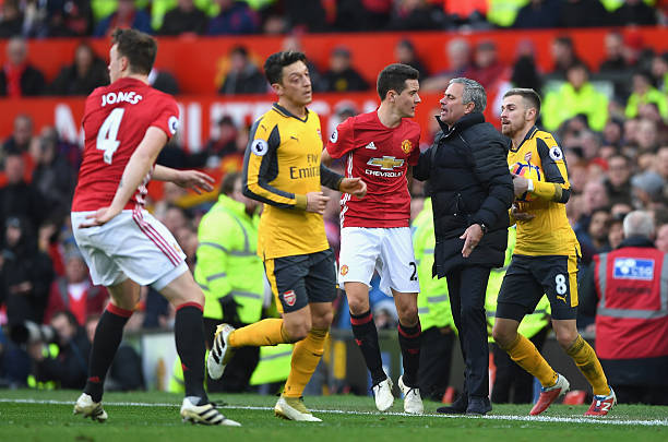 德甲收官战颁奖直播:冠军球队捧杯瞬间,历史性一刻不容错过