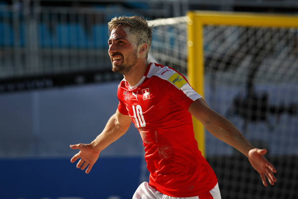 交叉换位训练指南：提升球员跑位意识和默契度