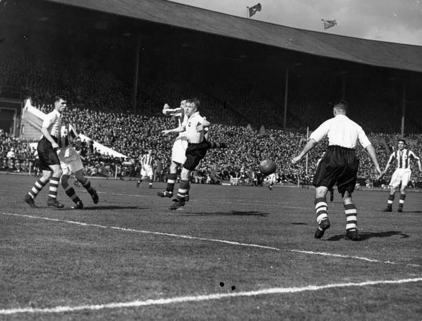 苦难中的坚韧——解读看足球比赛直播软件中看足球比赛直播软件的生存哲学