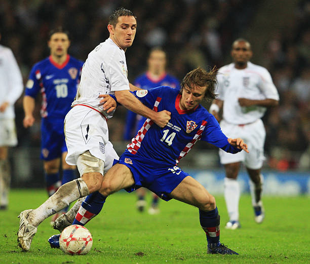 边路传中战术如何选阵型？教练必看的战术指南