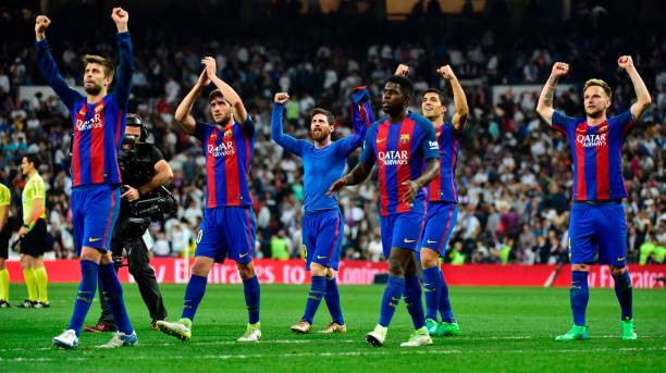 足球弧线科学:落叶球和电梯球的运动路径对比