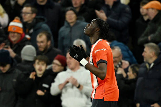 (将其个人命运与那支传奇的匈牙利国家队紧密联系)