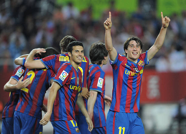 11人足球场边线、角旗与替补席的规范设置