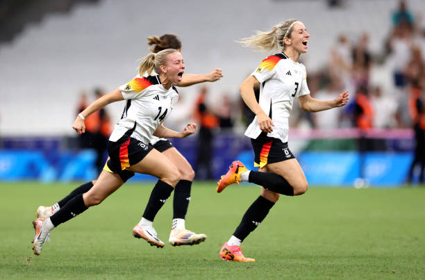 点球规则中的细节:击中门框后补射的合法性分析