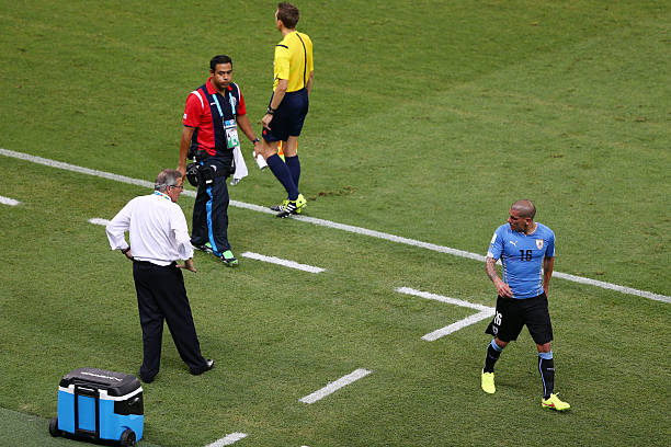 范特西鱼跃头球:当足球遇上超现实艺术