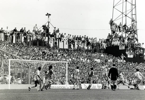 脚背内侧射门技术详解:站位、触球点与发力技巧