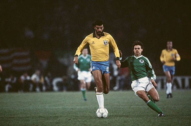 丰田杯足球赛的首次对决发生在哪一年？