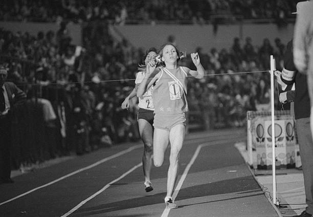 短跑赛场意外频发:男选手关键保护装置飞出