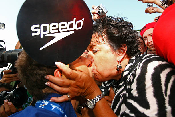 赛事与培训中心:威尔士游泳馆的专业级泳道 (突出其专业竞技功能)