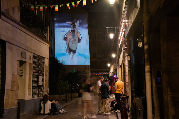 游泳馆的水为什么是咸的?因为我的汗水都流进去了