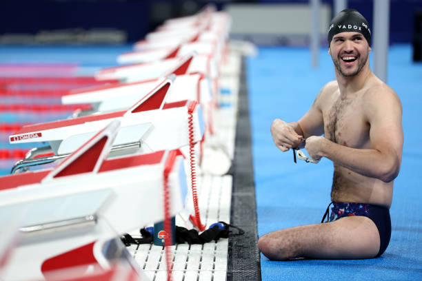 游泳接力赛术语详解:交接棒与团队配合