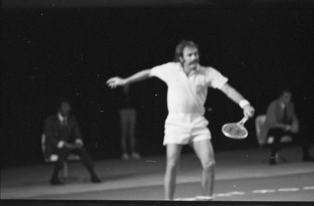 发球上网vs底线对抗:不同时代的网球战术谁更有效?