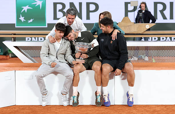 网球正手握拍与击球动作的配合:图解详解