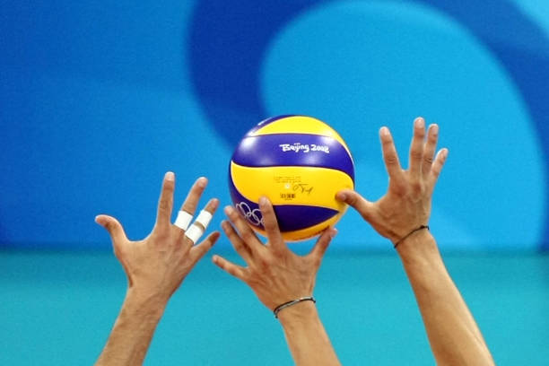 九人制排球发球规则图解:正确发球姿势与常见错误