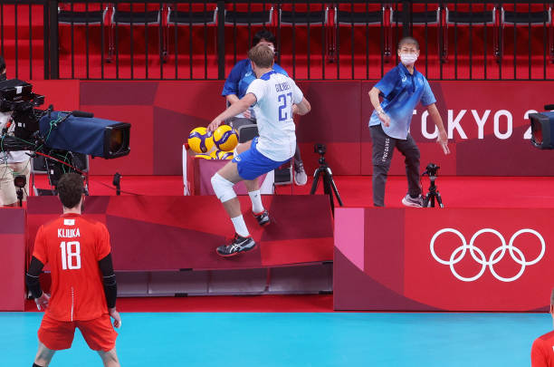 排球运动员位置分工：主攻、副攻、二传、接应、自由人、发球手