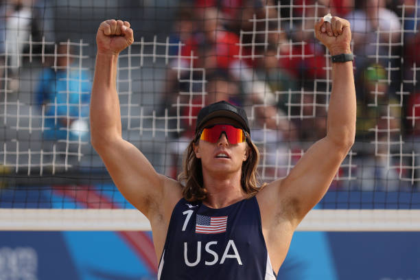 排球接发球攻略:稳定一传的站姿与垫球手法教学