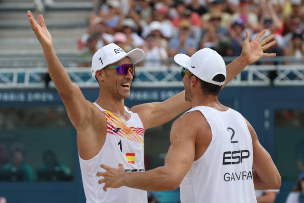 排球边裁必学：发球踩线判罚手势全图解