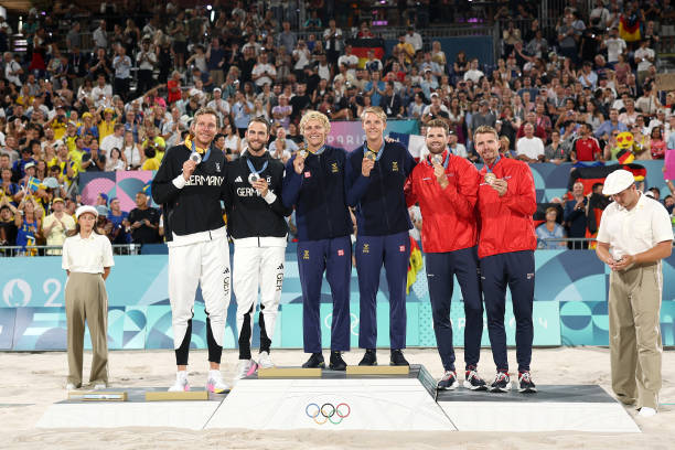 排球规则解读:什么情况下过中线不算犯规?